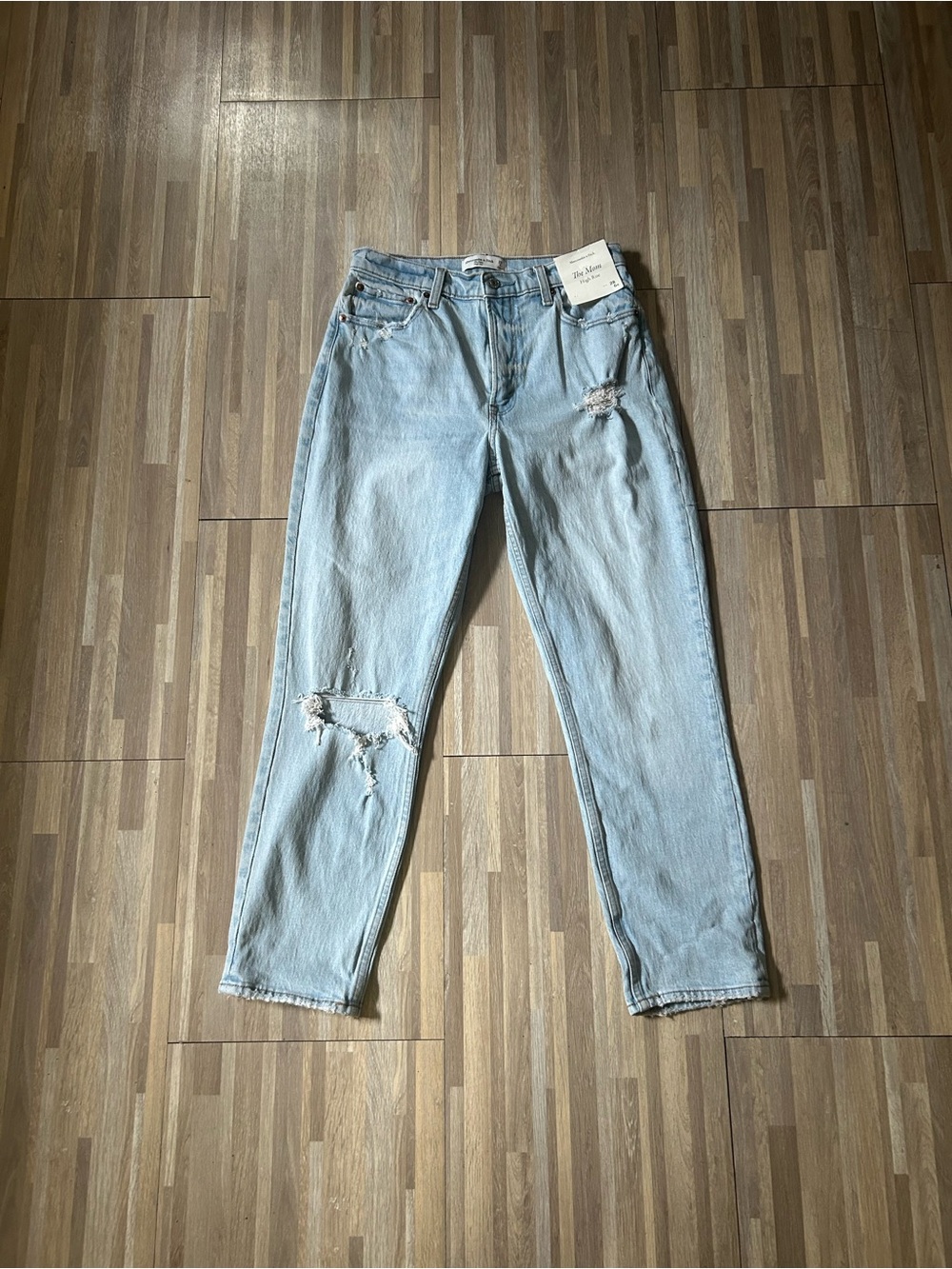 NWT Abercrombie & Fitch Light Wash The Mom High Rise Jeans Distressed Size 28 6R